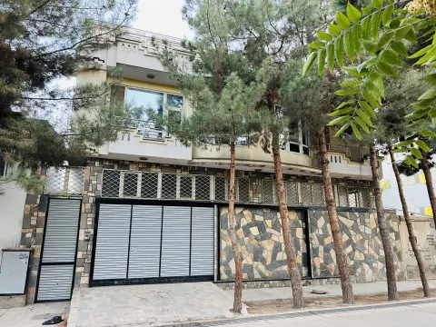 House 9 Rooms For Sale