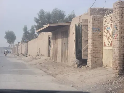 Walled plot with 2 shops for sale, 500 m²
