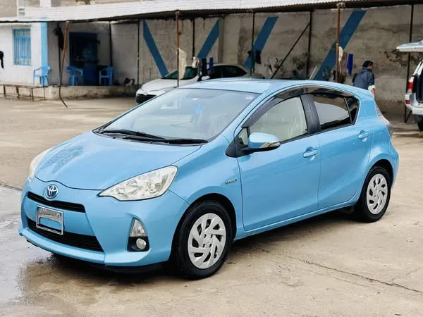 2012 Toyota Aqua Hybrid (Japanese)
