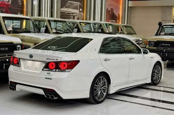 Toyota Crown Hybrid 2017